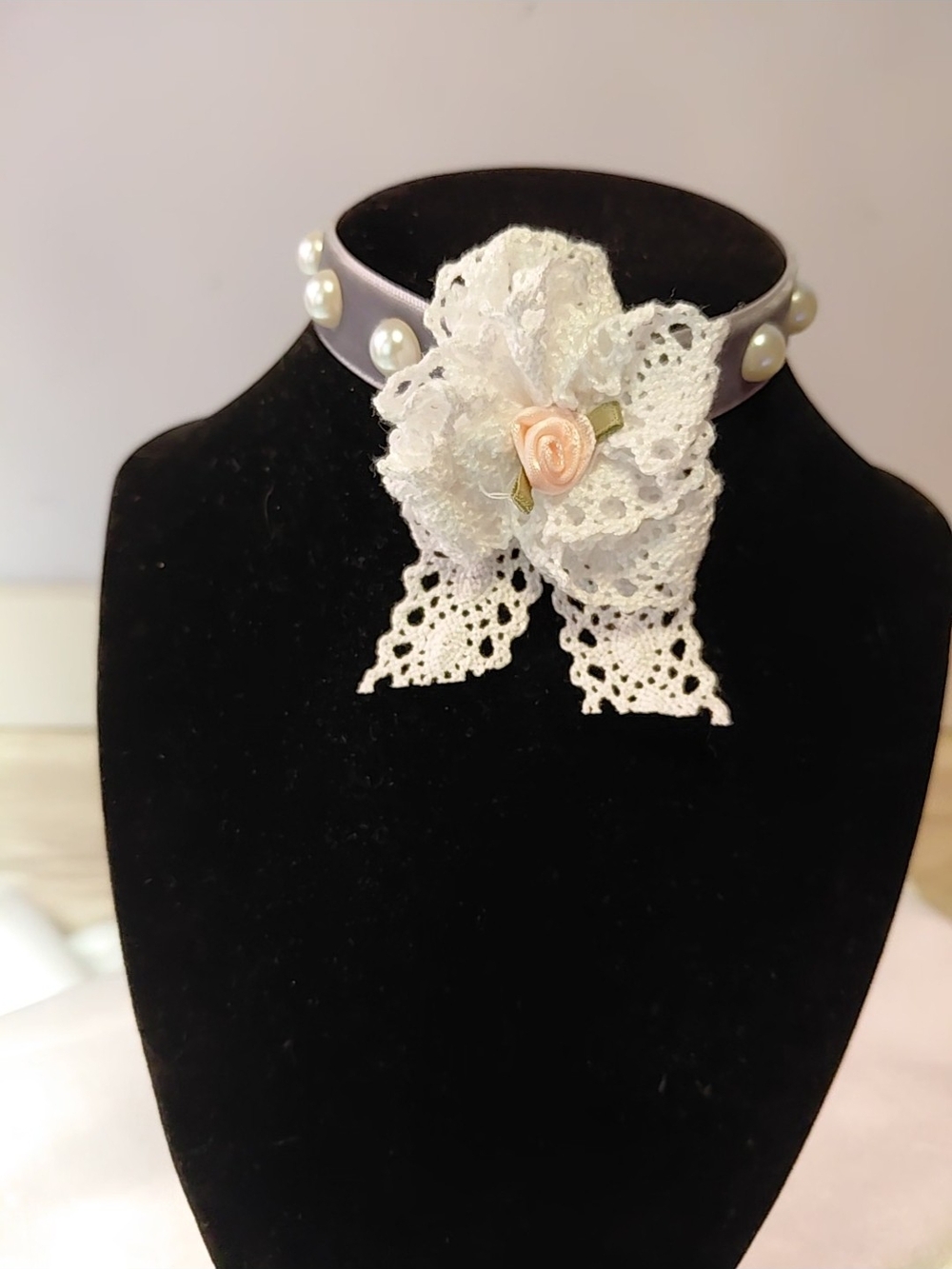 Pretty Gray Velvet With 1/2 Pearls And A Central Bow Flower Choker